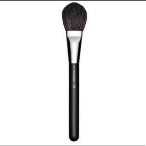 M.A.C. Cosmetics Split Fibre Face Brush 127s
